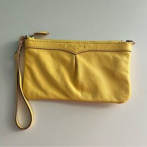 🌸Dooney & Bourke Pale Yellow Pebbled Leather Wristlet